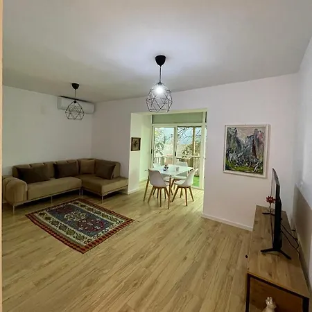 Elma's Center Of טיראנה