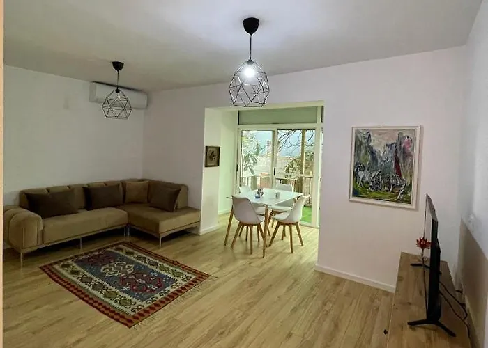 Elma's Center Of טיראנה